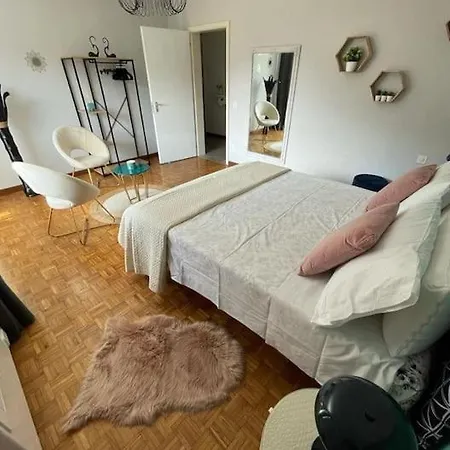 Charming Penthouse Near דירה