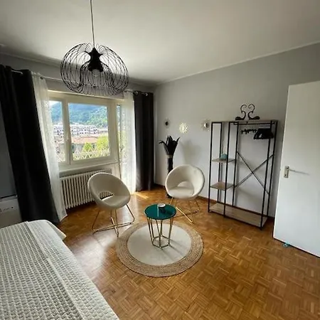 דירה Charming Penthouse Near *