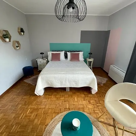 דירה Charming Penthouse Near
