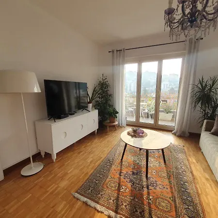 Charming Penthouse Near דירה קיאסו