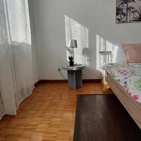 דירה Charming Penthouse Near קיאסו