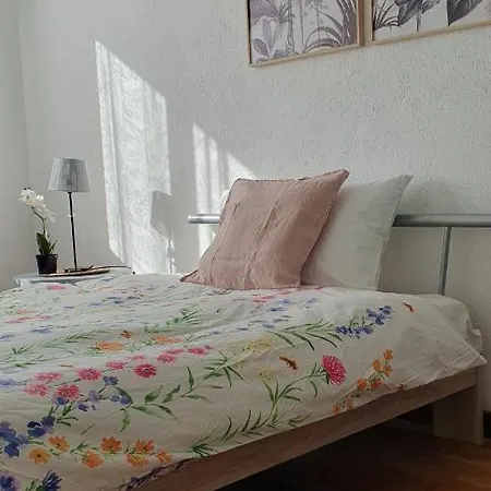 דירה Charming Penthouse Near