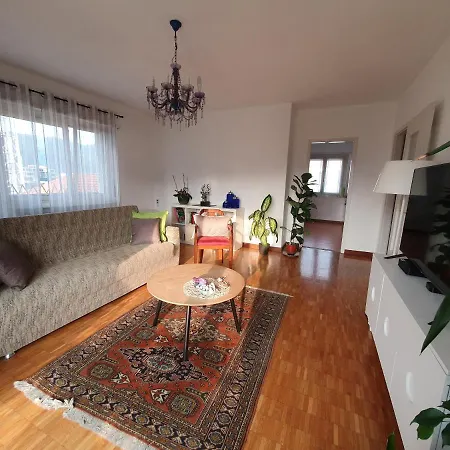 Charming Penthouse Near דירה