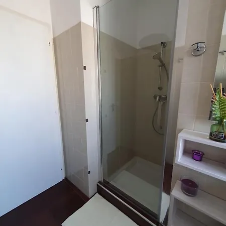 דירה Charming Penthouse Near