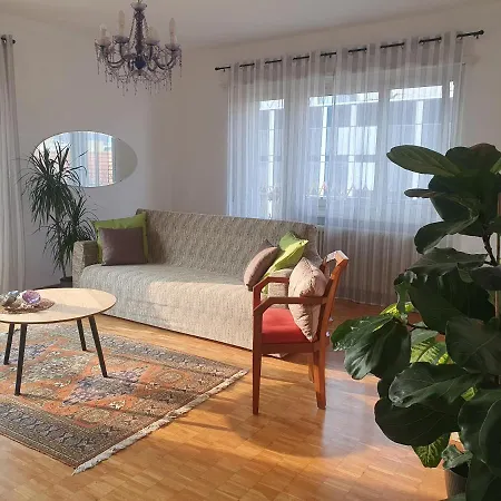 公寓 Charming Penthouse Near